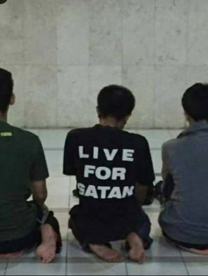 Deretan pakaian yang digunakan saat beribadah ini bikin cengar -cengir